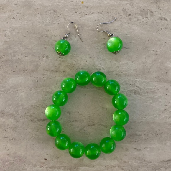 Green bracelet & earring set! ✅ - Picture 1 of 2